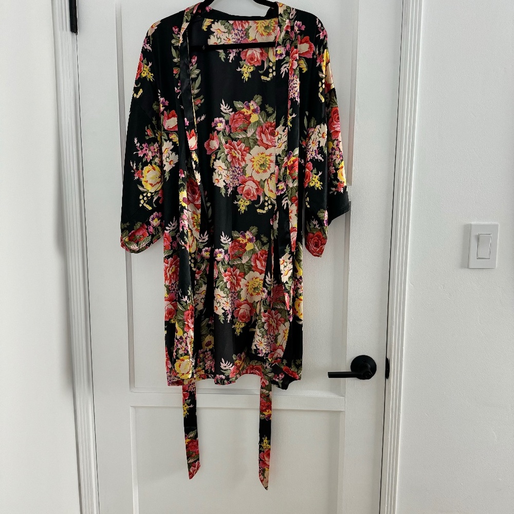 Floral Lightweight Robe OS - Picture 2 of 5